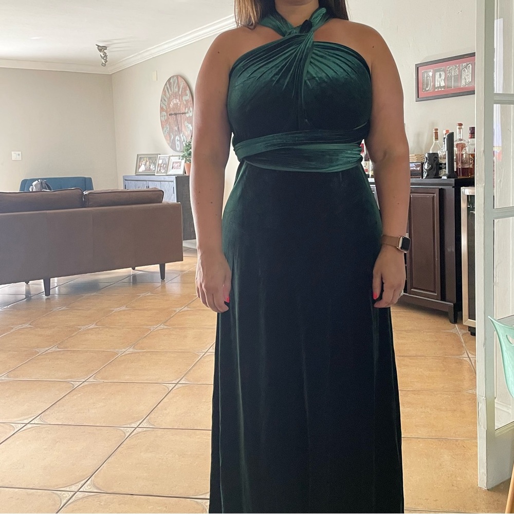 Medium convertible velvet dress. Color emerald